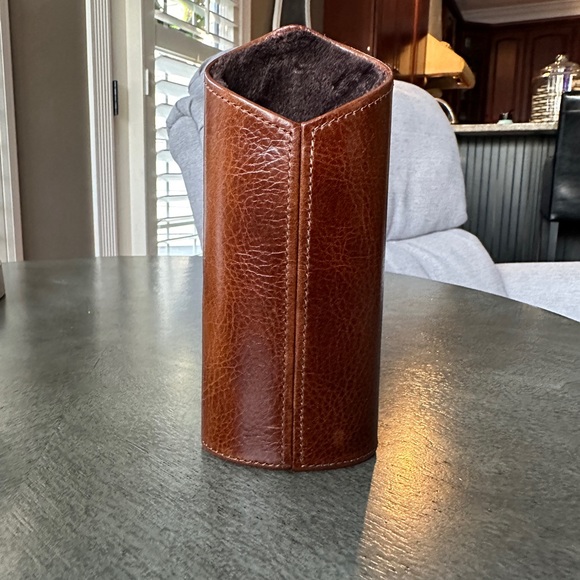 The Luxury Eyewear Stand - Natural Leather - Picture 4 of 7